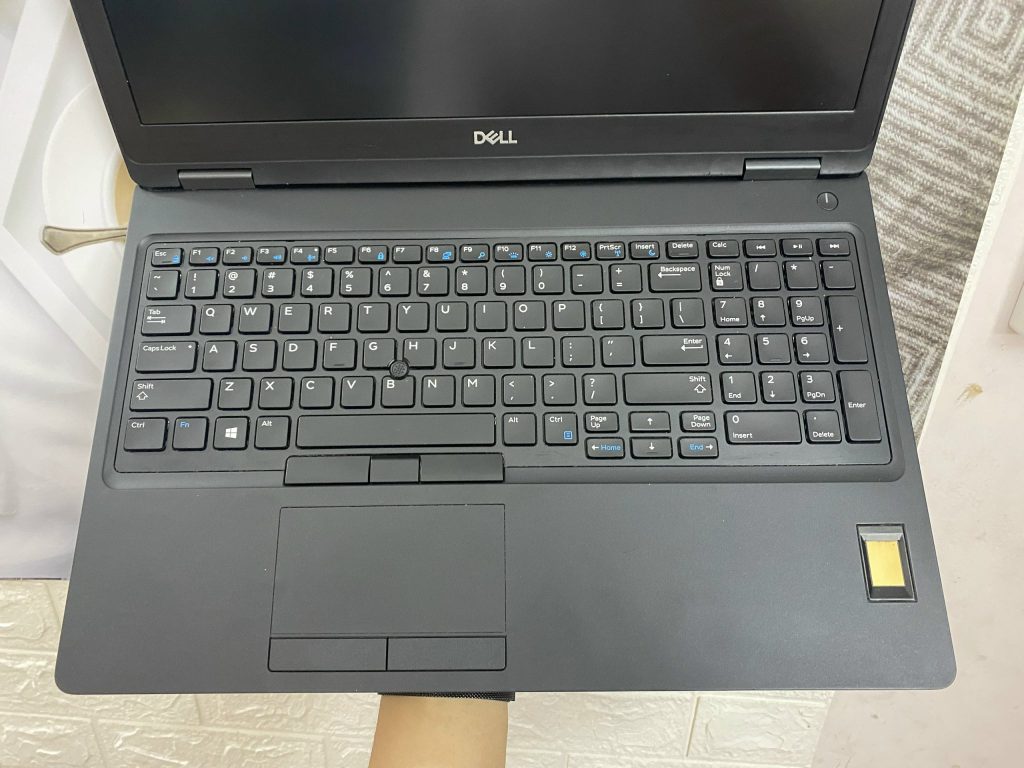 Máy tính lap top Latitude 5590