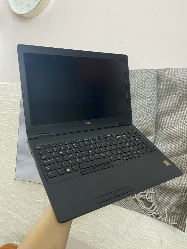 Máy tính lap top Latitude 5590