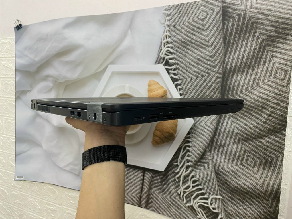 Máy tính lap top Latitude 5590 i3-7130u