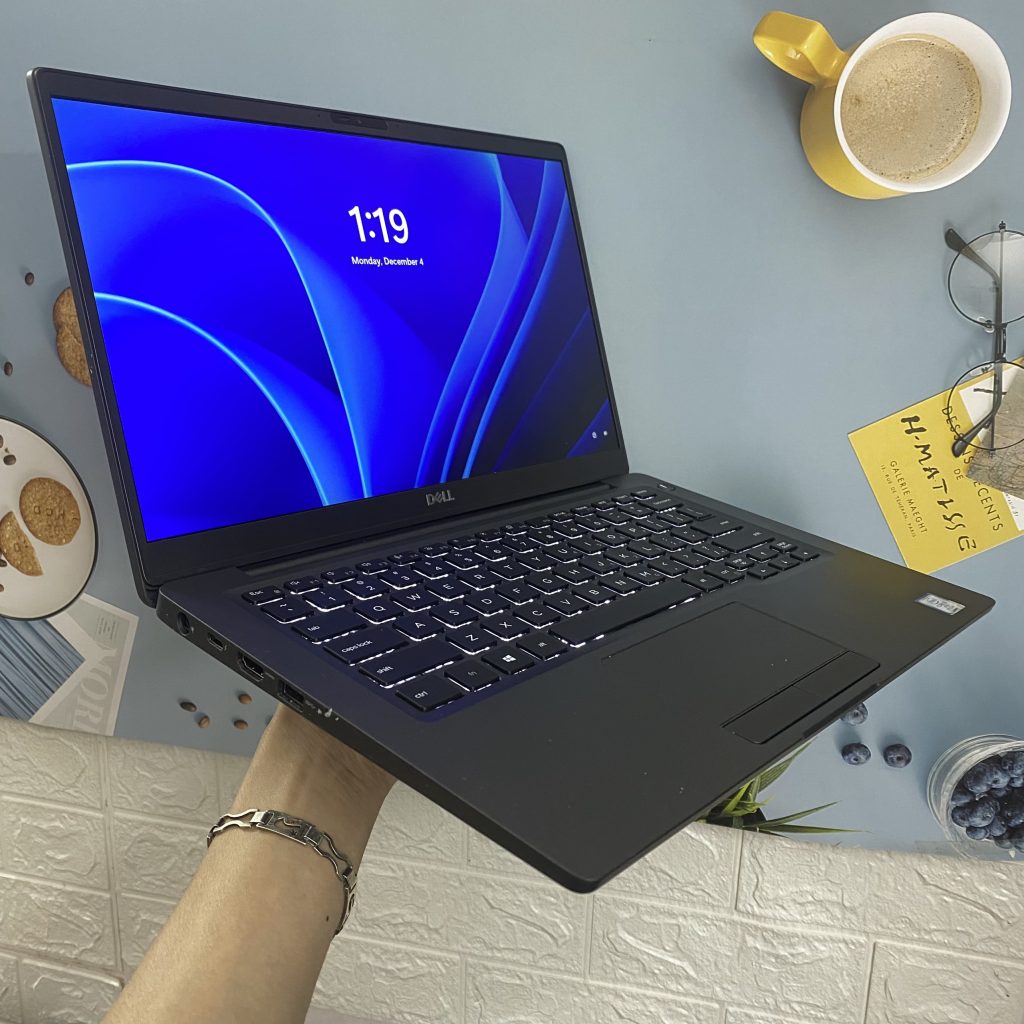 Máy tính xách tay Dell Latitude 7400